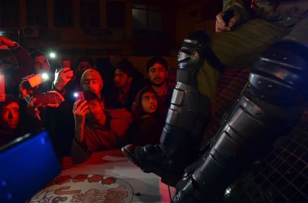 Witness Kashmir 1986-2016 / Nine Photographers
